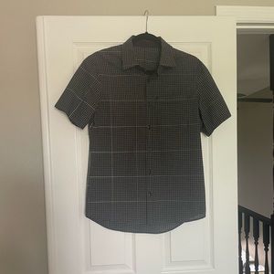 Men’s lululemon short sleeve bottom down shirt